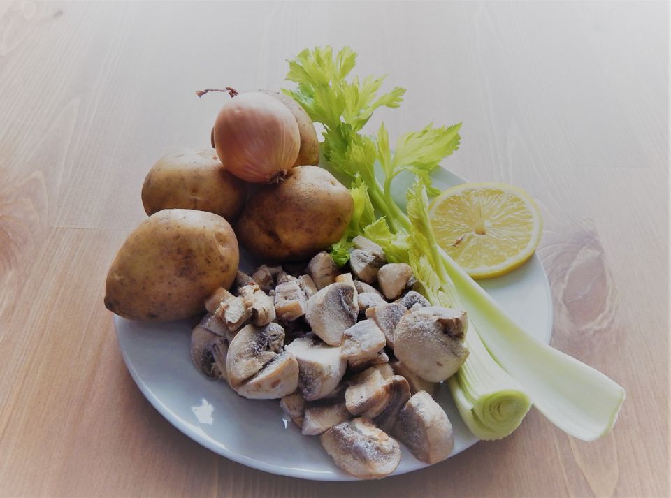 Постный суп с шампиньонами и сельдереем: освежающий вкус вегетарианского обеда