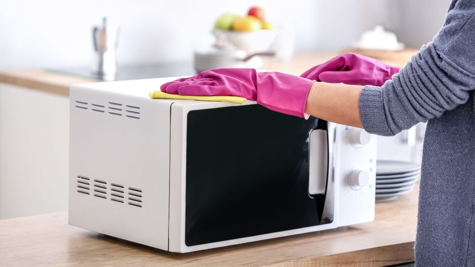 Когда нет времени на уборку: с этой хитростью пятна в микроволновке отойдут сами