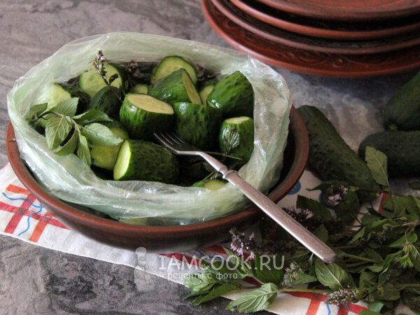 Хрустящие малосольные огурцы: освежающий рецепт с ароматом мяты