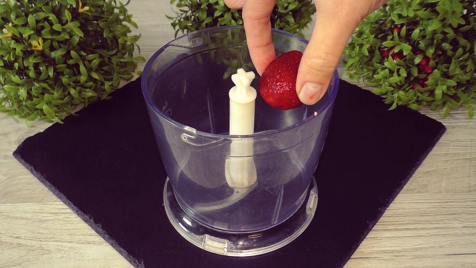 Вкус лета в каждом глотке: Рецепт освежающего молочного коктейля с клубникой и бананом