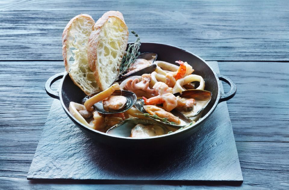 Морская симфония на вашем столе: коктейль из мидий, кальмаров и гребешков