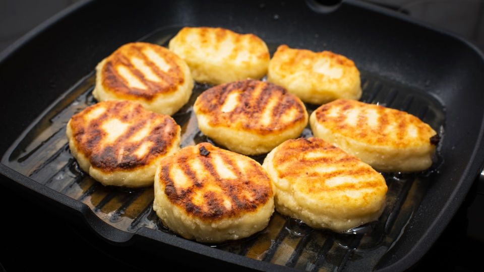 Сочность будет зашкаливать: умные хозяйки не готовят сырники без этих ингредиентов