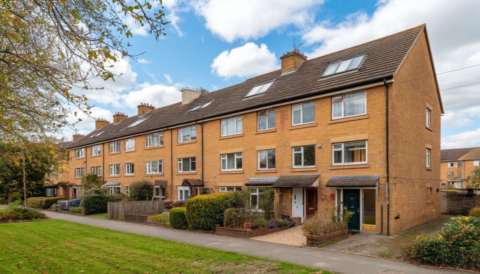 Кто оплачивает восхождения коммунальных служащих? Как скрытые расходы в квитанциях ЖКХ бьют по карману россиян