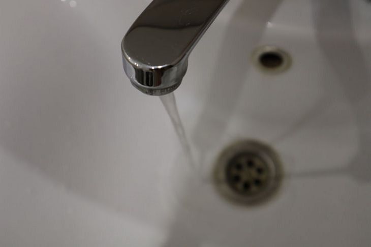 Натрите этим краны на кухне и в ванной: об известковом налете можно забыть на неделю