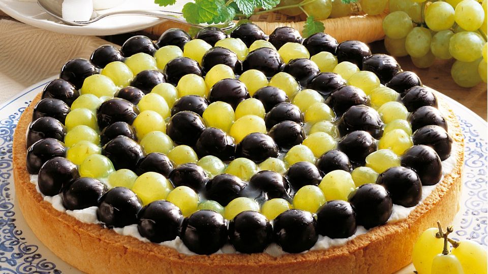 Полчаса и никакой духовки: рецепт сочного виноградного пирога на сковородке