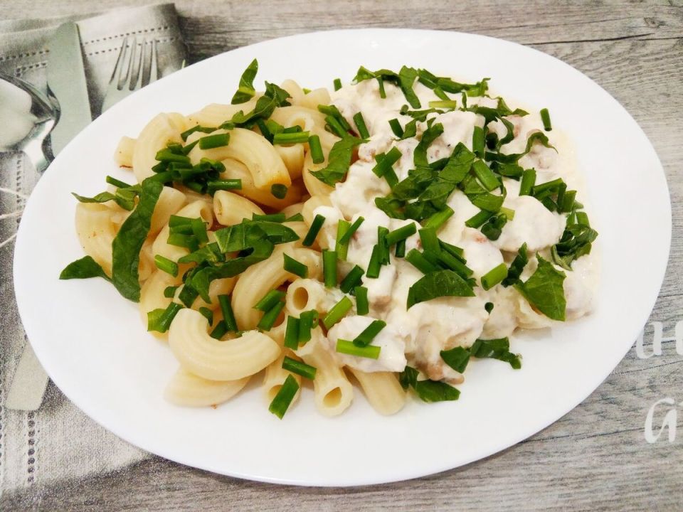 Нежный мясной соус с сыром и сметаной к макаронам