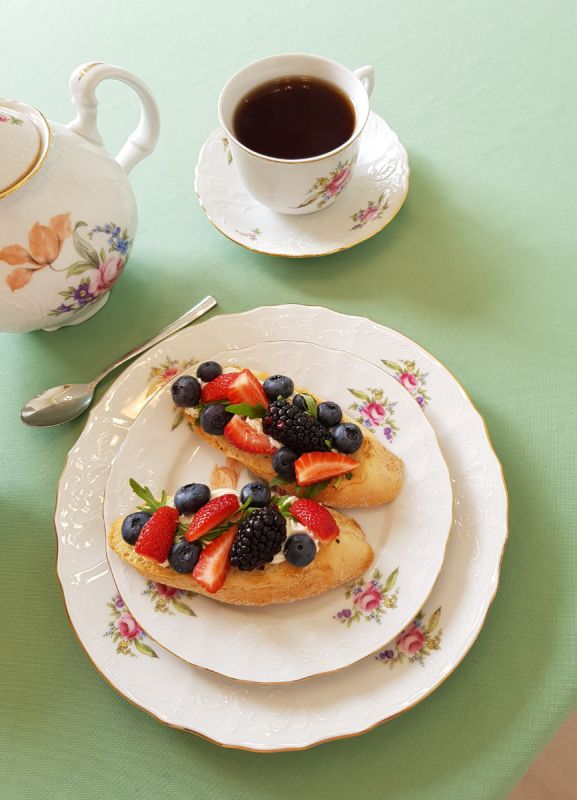 Весеннее вдохновение: брускетта с ягодами и творожным сыром