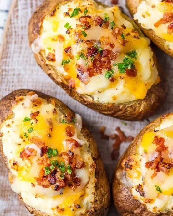 Вкусные картофельные лодочки: идеальное сочетание бекона и сыра для вашего стола