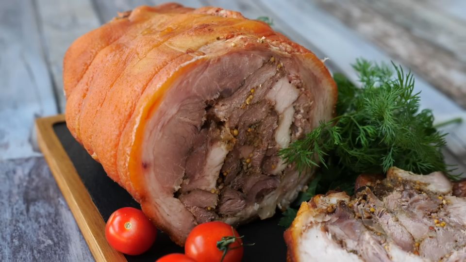 Украсит новогодний стол: приготовьте рулет из свиной рульки в луковой шелухе