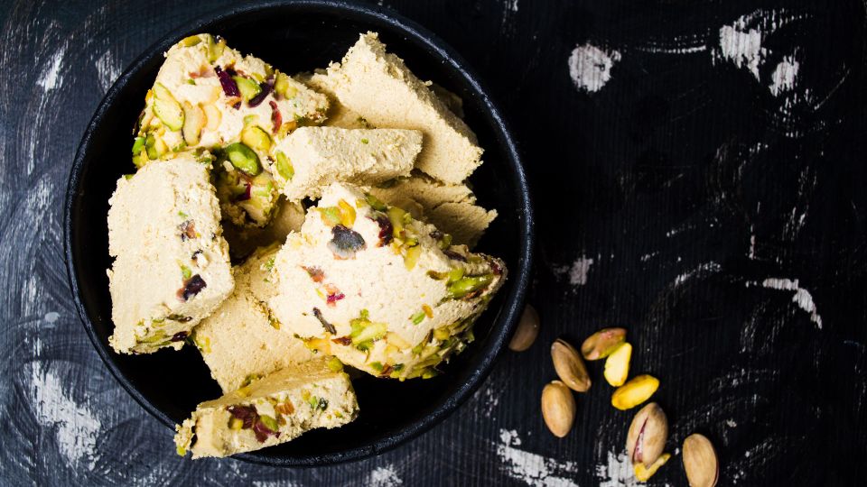 Восточная сладость по рецепту «Великолепного века»: быстрая халва из манки украсит любой стол