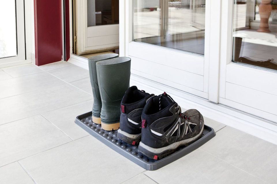 Секрет чистоты: как быстро избавиться от следов зимней грязи на полу