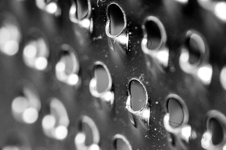 Зачем чистить терку сразу после использования: простой способ без царапин и риска для пальцев