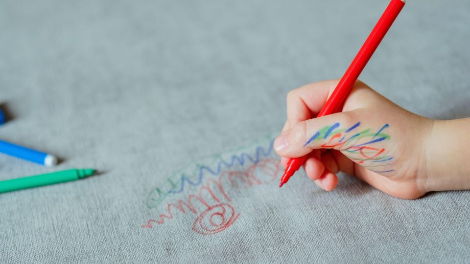 Без спирта и ацетона: вывести следы от маркера поможет это бьюти-средство