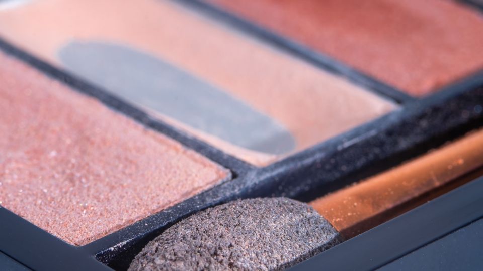 Такие румяна делают из женщины старуху: подумайте дважды, прежде чем краситься