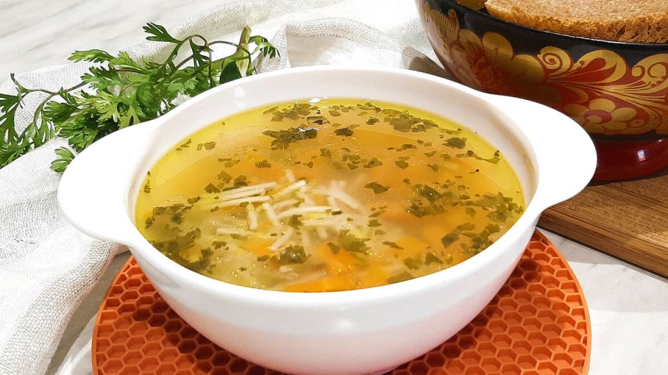 Быстрый куриный суп с вермишелью: всего 4 простых ингредиента