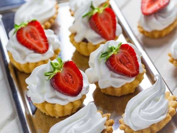 Клубничное пирожное: нежность на летнем столе