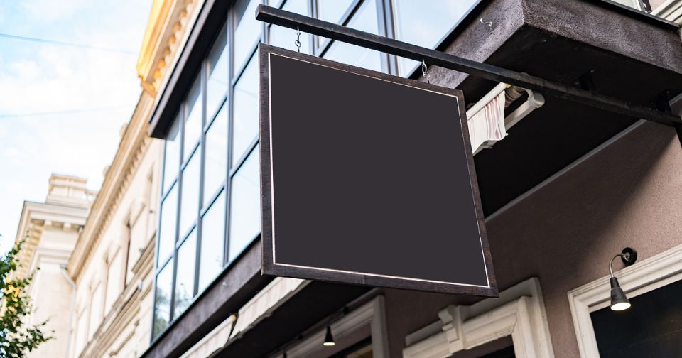 Как управляющие компании добиваются снятия незаконных вывесок: актуальные примеры и стратегии