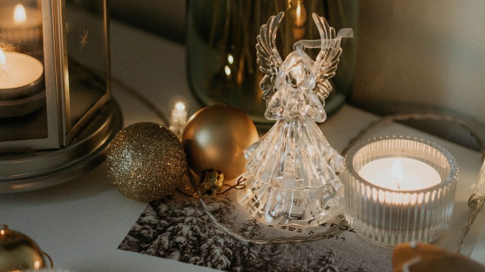 След от свечи уберете в два счета: нужное средство есть почти в каждом холодильнике