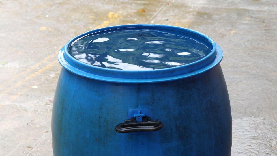 Бочка с водой больше не лопнет на холоде: один трюк поможет обхитрить природу