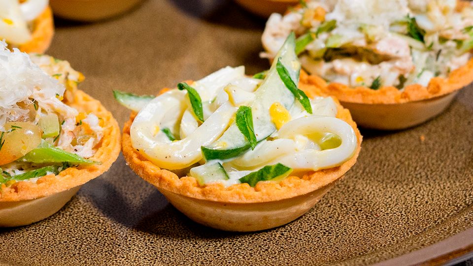 Готовим новогодний салат с кальмарами в тарталетках