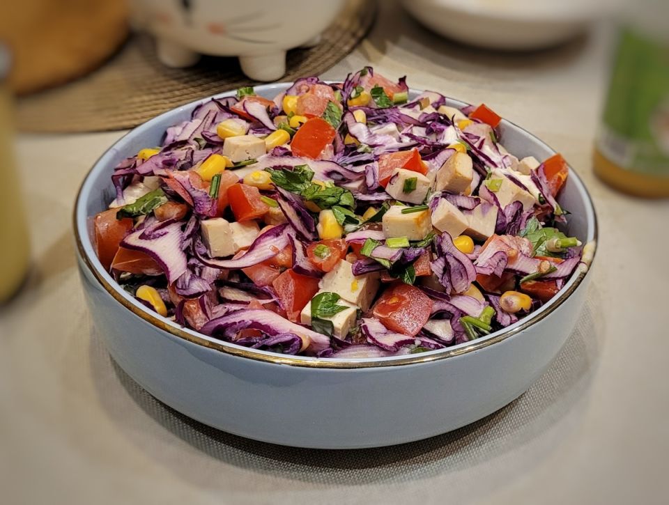 Легкий и яркий салат с красной капустой для новогоднего стола
