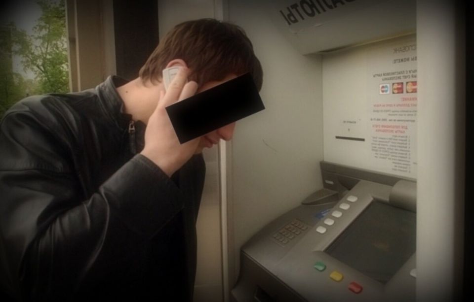 Как мошенники используют забытые карты в банкоматах: не попадайтесь в ловушку