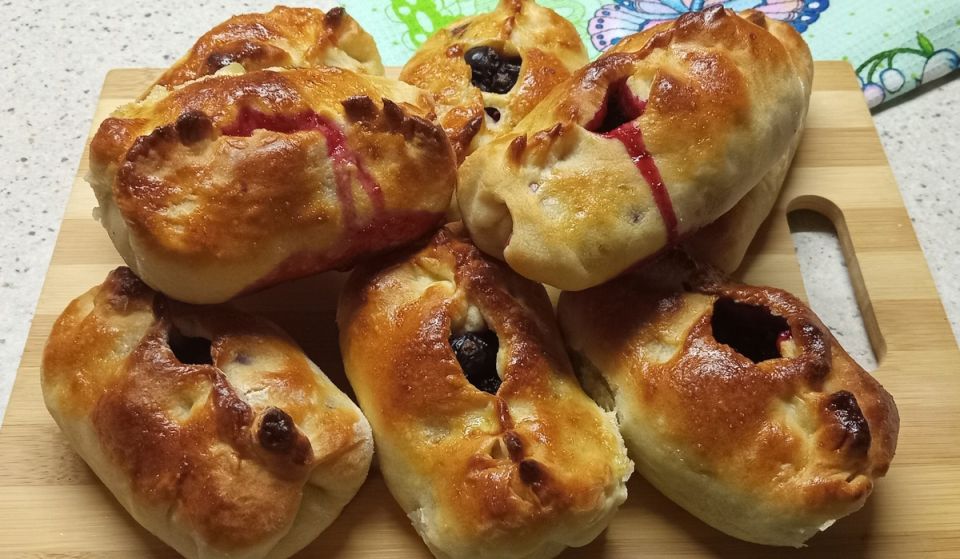 Пирожки с черной смородиной: просто, быстро и с замороженными ягодами