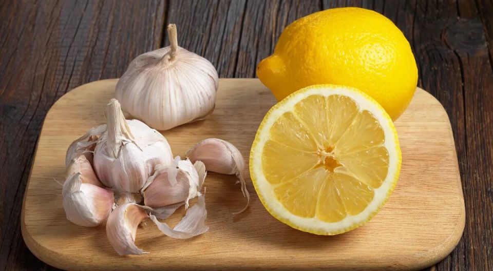 Подводные камни лечения простуды: чеснок и апельсины не являются панацеей