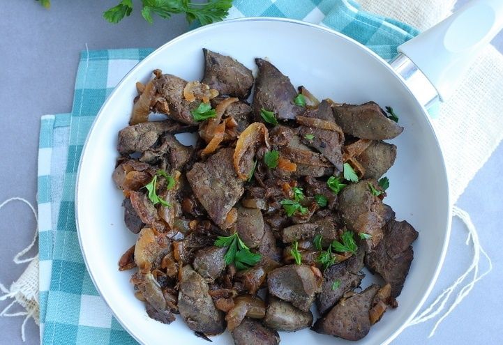 Как приготовить куриную печень с луком: пошаговый рецепт на каждый день