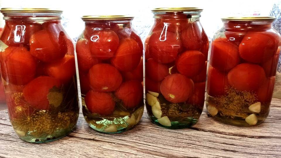 Удивительно вкусные маринованные помидоры на зиму: секреты простой заготовки