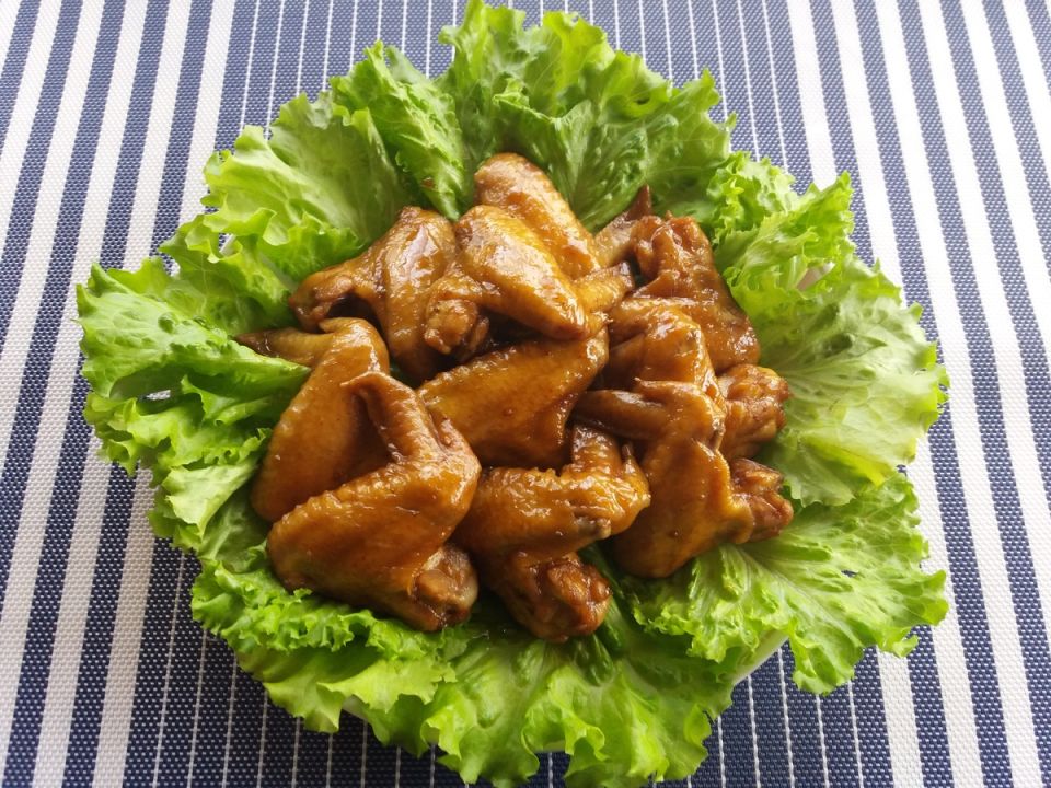 Остро-сладкие куриные крылышки на сковороде: простой рецепт и ароматный маринад