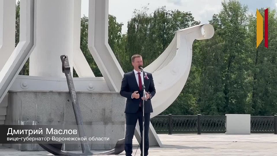 Стометровый триколор развернули на Адмиралтейской площади
