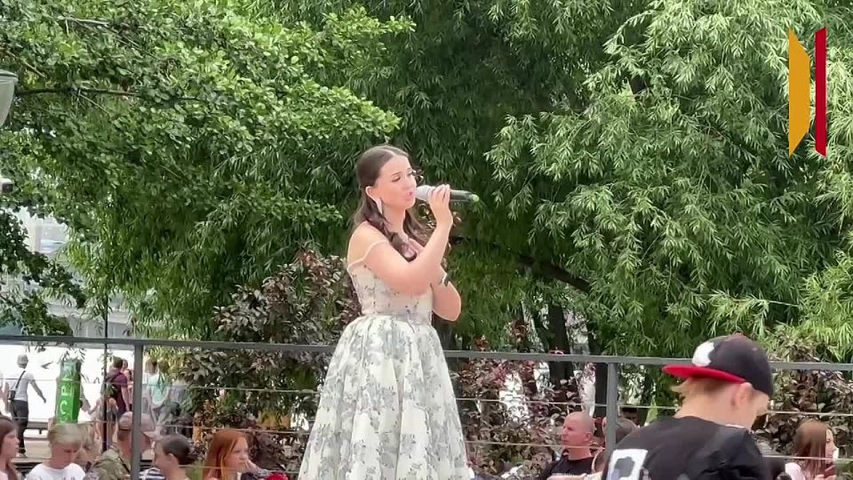 В парке «Дельфин» проходит концертно-фестивальная программа, посвященная Дню России