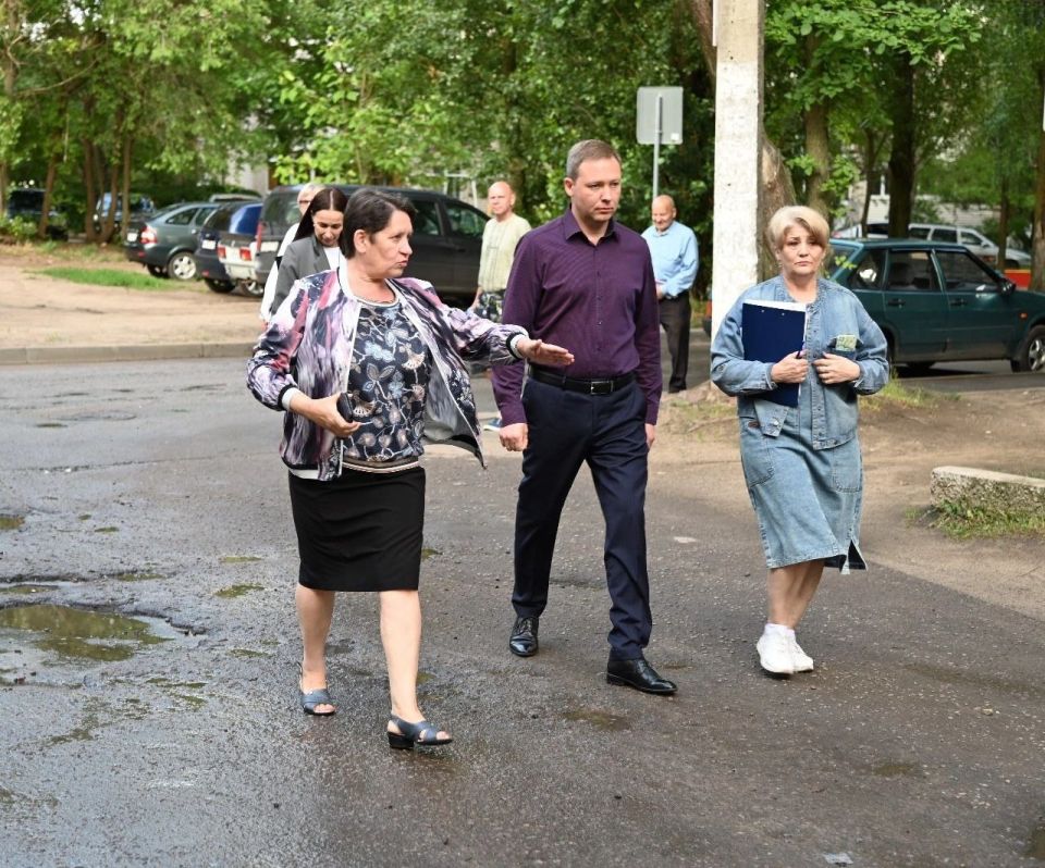 Депутат Воронежской городской Думы Иван Кандыбин провел встречу с жителями дома № 156 по улице Беговой