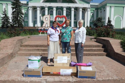 Привезли наборы для творчества, развивающие игры, мозаики, канцтовары, пряжу для участников университета третьего поколения комплексного центра социального обслуживания населения Северодонецка от РИА &quot;Воронеж&quot;