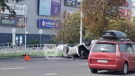 Автомобиль врезался в ограждение и перевернулся возле ТРК «Арена»