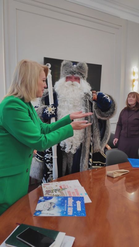 Хотя на дворе октябрь, но в Министерстве культуры Воронежской области уже царит новогоднее настроение , потому что накануне к руководителю регионального ведомства Марии Мазур заглянул с визитом самый главный зимний волшебник...