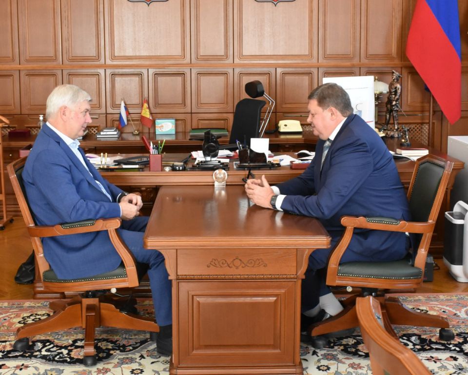 Губернатор Александр Гусев поздравляет с 60-летием Александра Сысоева, ректора Воронежской государственной академии спорта: