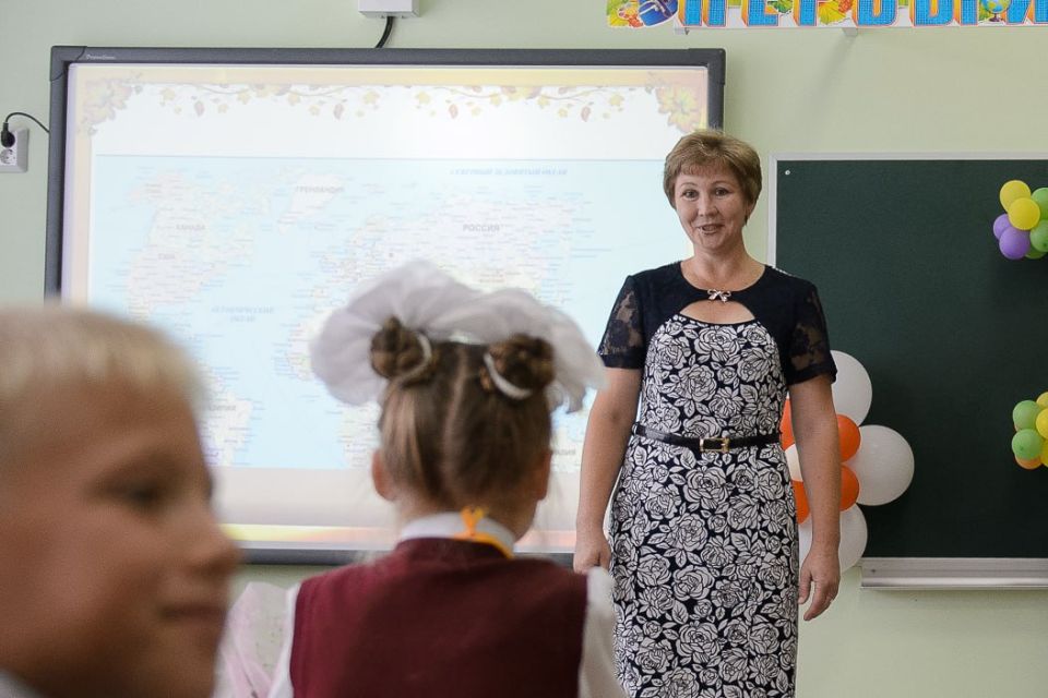 Губернатор Александр Гусев и председатель областной Думы Юрий Матузов поздравляют педагогов с Днем учителя: