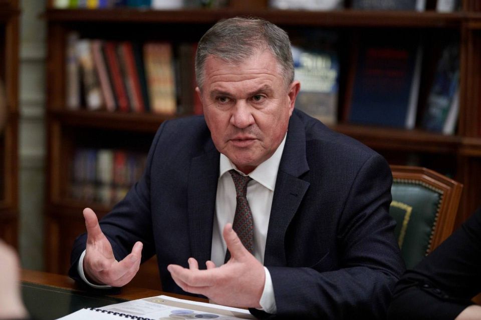 Губернатор Александр Гусев поздравляет с 70-летием Сергея Карпова, народного артиста РФ, художественного руководителя Воронежского камерного театра, исполняющего обязанности ректора Воронежского государственного института...