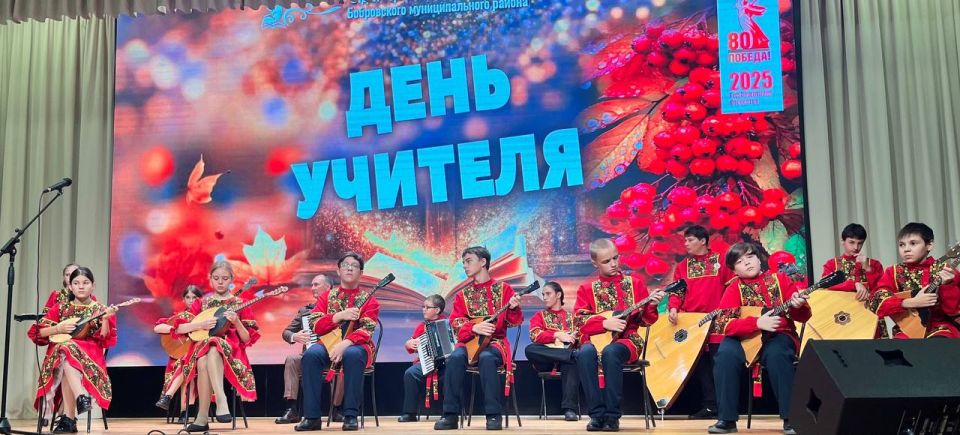 Сотрудники регионального следственного управления СК России поздравили педагогов с Днем учителя