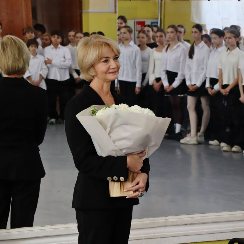 Губернатор Александр Гусев поздравляет с юбилеем Татьяну Фролову, народную артистку РФ, художественного руководителя Воронежского хореографического училища, председателя Воронежского регионального отделения Союза театральных...