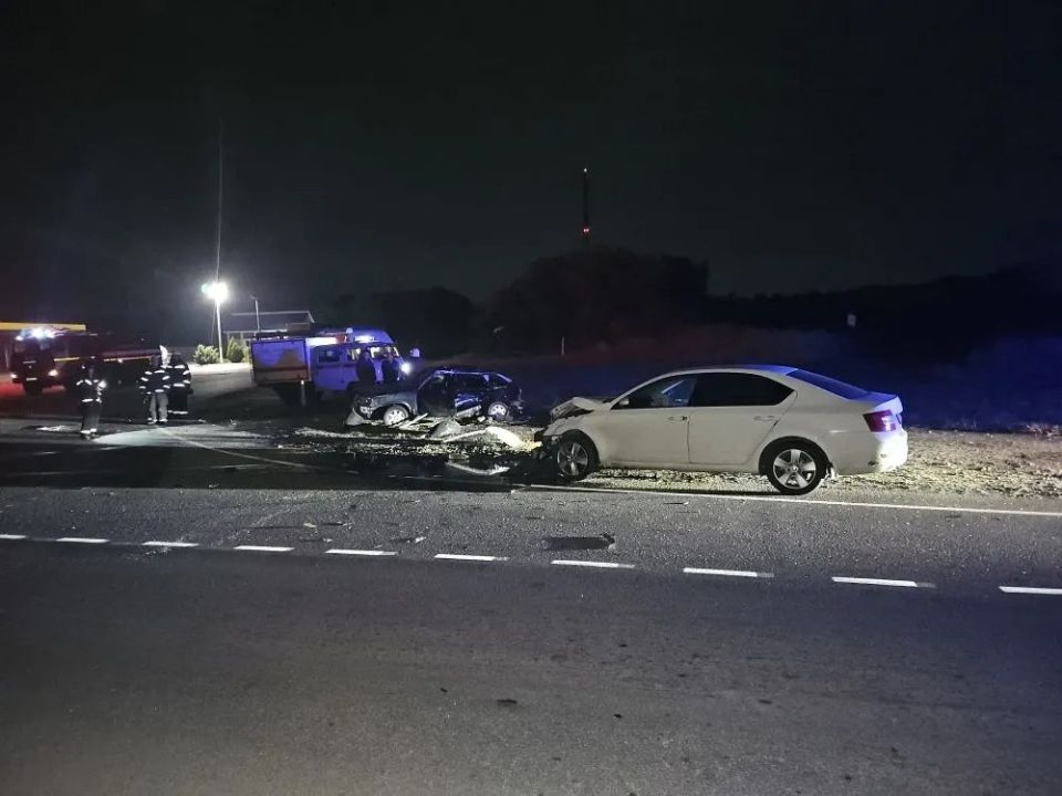 Сотрудники Госавтоинспекции устанавливают обстоятельства смертельного ДТП в Россошанском районе