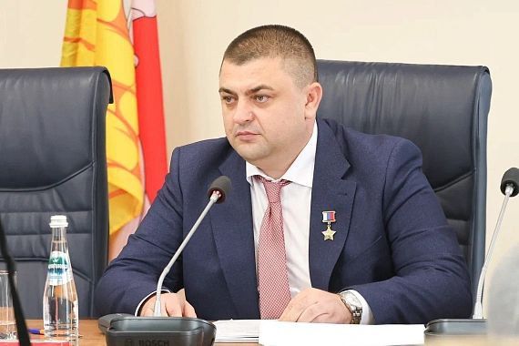 Председательствовать на заседании до избрания нового спикера городского парламента предложили Владимиру Ходыреву