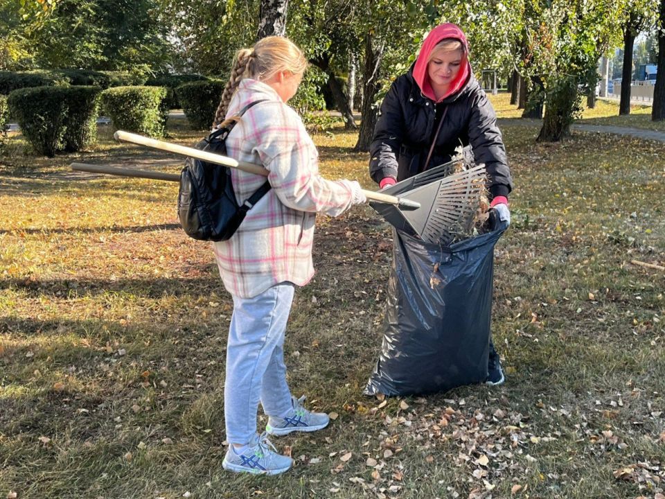 В Советском районе Воронежа продолжается уборка территорий перед наступлением зимнего сезона