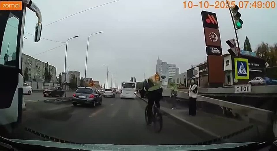 Видео с места происшествия, произошедшего сегодня в областном центре, в котором погиб велосипедист