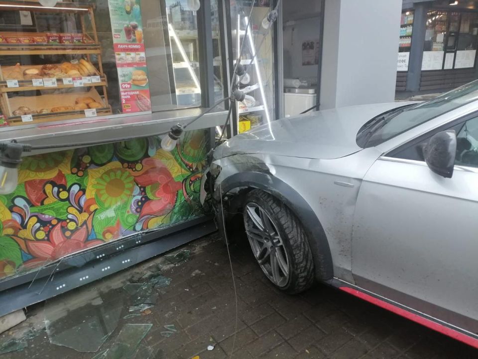 В областном центре сотрудники Госавтоинспекции устанавливают обстоятельства дорожно-транспортного происшествия с наездом на препятствие