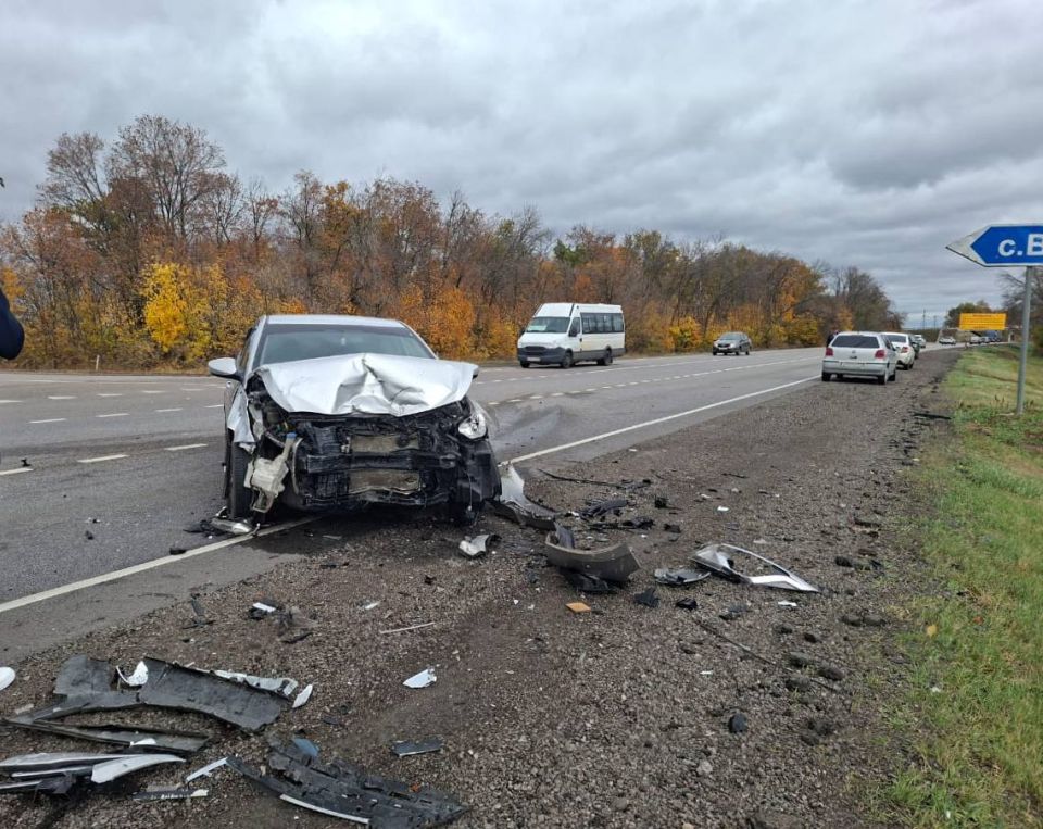 В Воронежской области госавтоинспекторы устанавливают обстоятельства столкновения автомобилей на федеральной автодороге