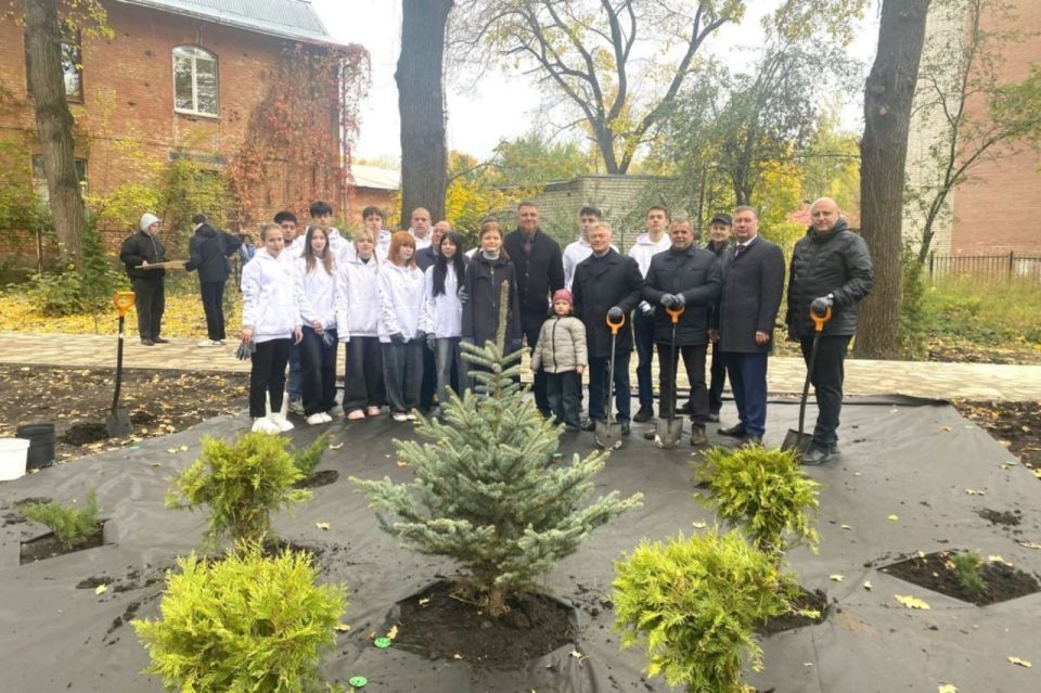 Депутаты Воронежской областной Думы высадили деревья на Аллее отцов