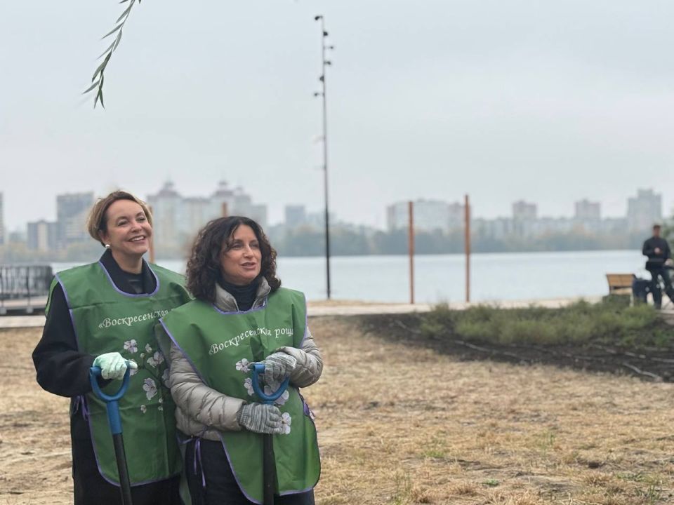 На Петровской набережной высадили первые деревья Сквера Предпринимателей
